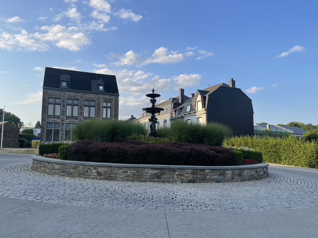 Le rond-point avec sa fontaine